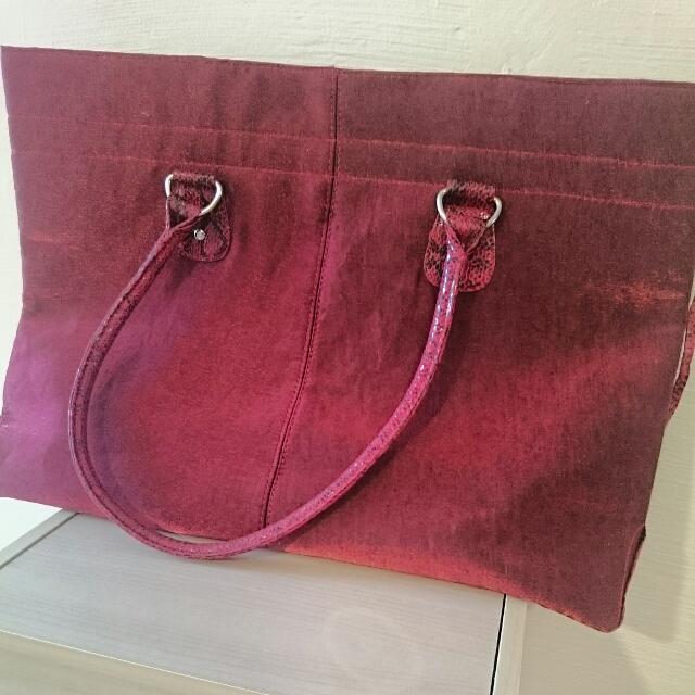 Queen Latifah Maroon Tote Bag Pre Loved Luxury On Carou