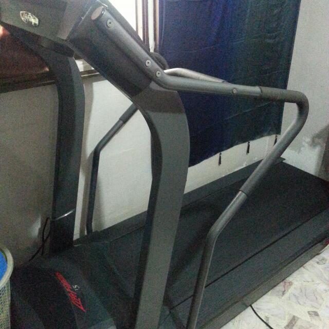 Treadmill (Category: Cardio & Fitness Machines) located in Singapore. Submitted by pavani90 (Listing ID 31201655, Image 2). Description: .