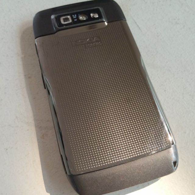 Nokia E71 (Category: Networking) located in Singapore. Submitted by tebsai (Listing ID 31596169, Image 2). Description: In good condition 7/10 See pic 3 for blemish.