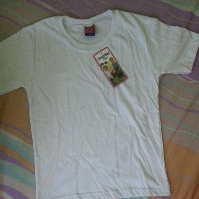 BNWT Basic White Tee (Category: Everything Else) located in Singapore. Submitted by silveredlies (Listing ID 31775919, Image 1). Description: .