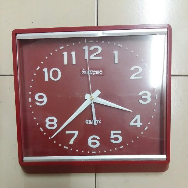 Retro Clock (Category: Vintage Collectibles) located in Singapore. Submitted by rental_of_vintage_item_katong (Listing ID 32049343, Image 2). Description: .