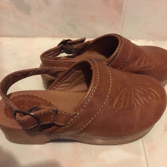 Girls wooden clogs clearance