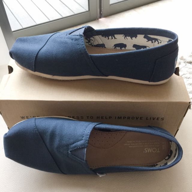 Toms classic Navy canvas Shoes 