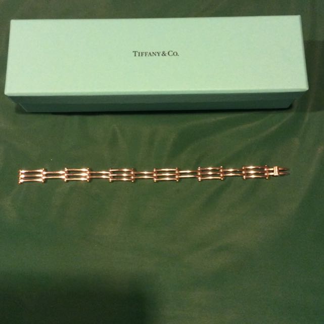 Gate store link bracelet