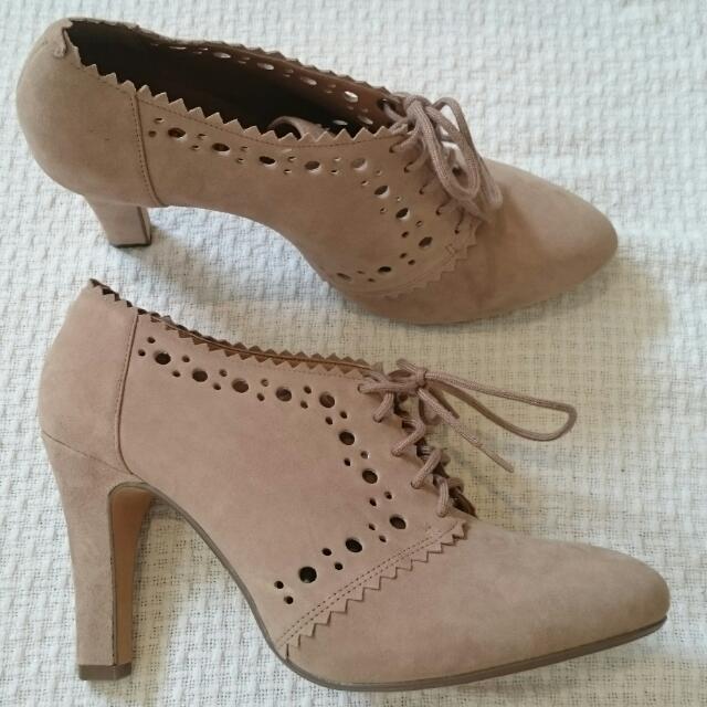 clarks women's lace up ankle boots