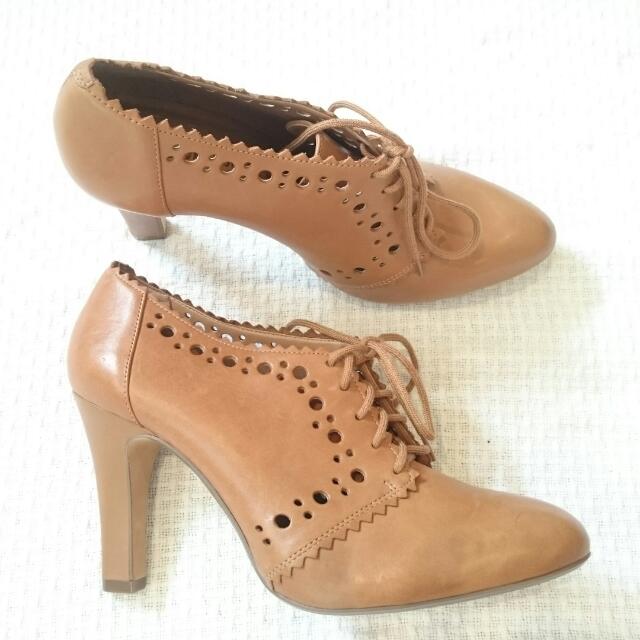 clarks women's lace up ankle boots
