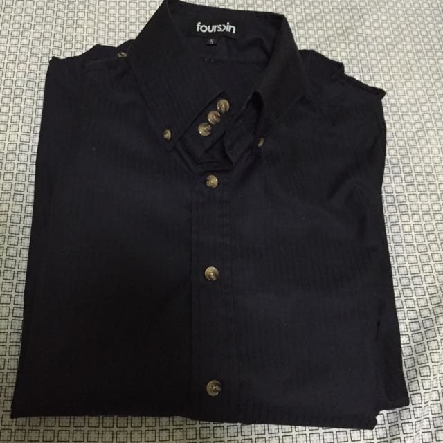 Buttoned Shirts (Category: Tshirts & Polo Shirts) located in Singapore. Submitted by tedm94 (Listing ID 33596044, Image 4). Description: .
