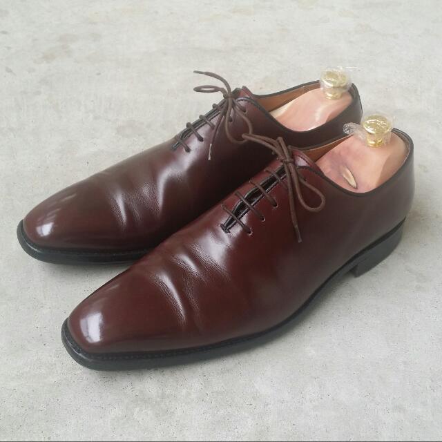 Wholecut shoes sale store