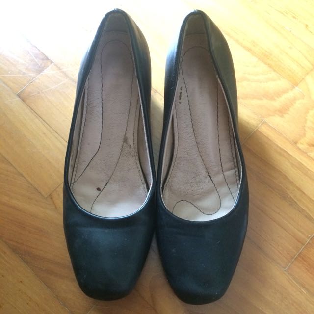 plain black court shoes