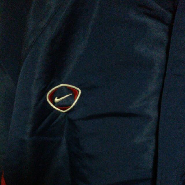 Nike Jacket (Category: Coats, Jackets and Outerwear) located in Singapore. Submitted by ferrari458 (Listing ID 33976154, Image 2). Description: .