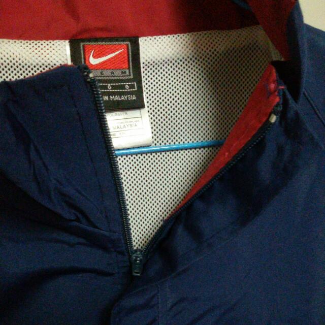 Nike Jacket (Category: Coats, Jackets and Outerwear) located in Singapore. Submitted by ferrari458 (Listing ID 33976154, Image 3). Description: .