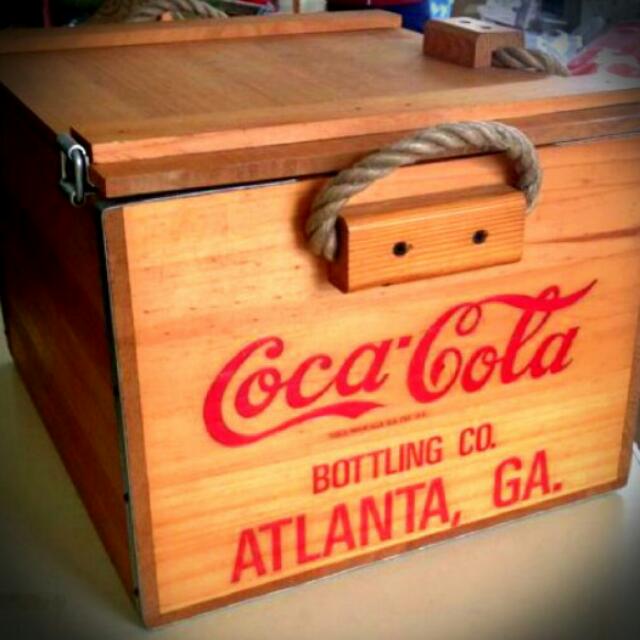 Coca Cola Solid Wooden Storage Box C W Rope Handles From U S Alanta A Good Piece Of Collection For Collectibles Or Bottles Dimension L 42 Cm X 37cm H 29cm Vintage - Coca Cola Storage Bin Coca Cola Solid Wooden Storage Box C W Rope Handles From U S Alanta A Good Piece Of Collection For Collectibles Or Bottles Dimension L 42 Cm X 37cm H 29cm Vintage - Coca Cola Storage Bin