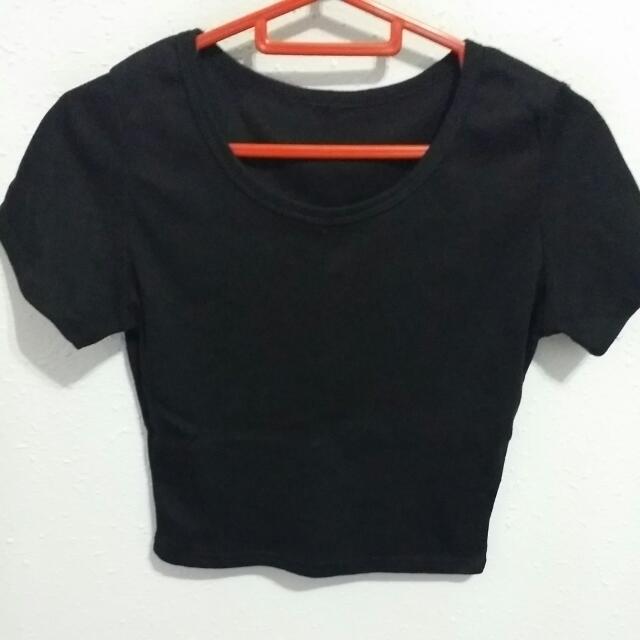 Black Basic Crop Top (Category: Sleeveless) located in Singapore. Submitted by d.roses (Listing ID 34999915, Image 1). Description: .