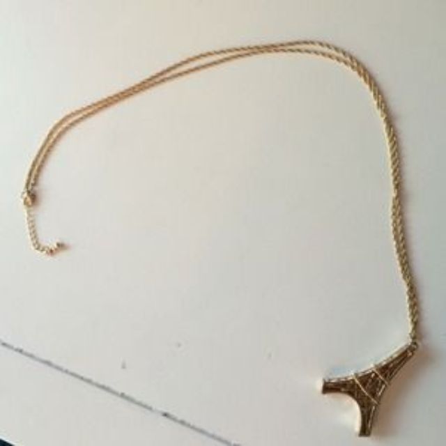 Eiffel tower top necklace forever 21