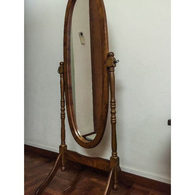 Oval mirror deals with stand