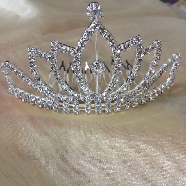 Tiara, Women's Fashion, Jewelry & Organisers, Brooches on Carousell
