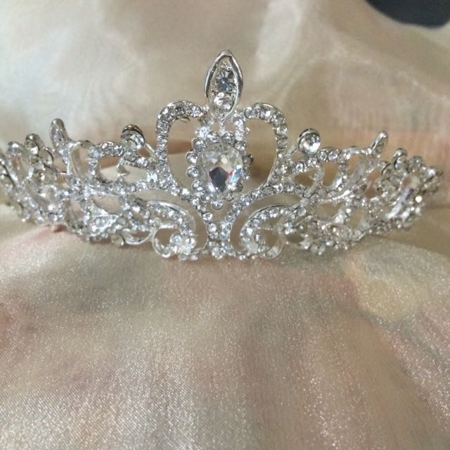 Tiara, Women's Fashion, Jewelry & Organisers, Brooches on Carousell