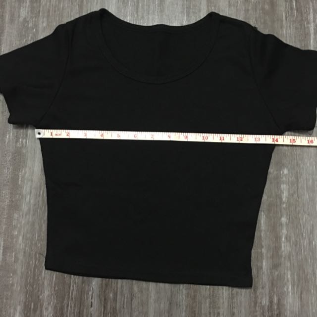 Black Basic Crop Top (Category: Sleeveless) located in Singapore. Submitted by d.roses (Listing ID 34999915, Image 3). Description: .