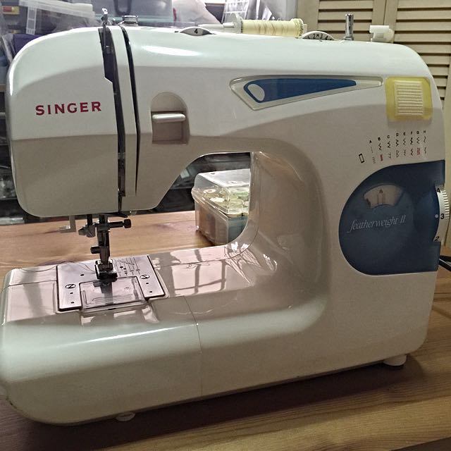 Singer Featherweight II Machine Model 117, Furniture & Home Living