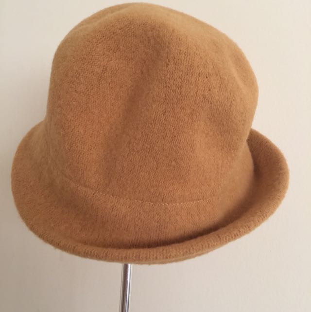 Hat (Category: Hats & Beanies) located in Singapore. Submitted by skyblue15 (Listing ID 36729661, Image 4). Description: .
