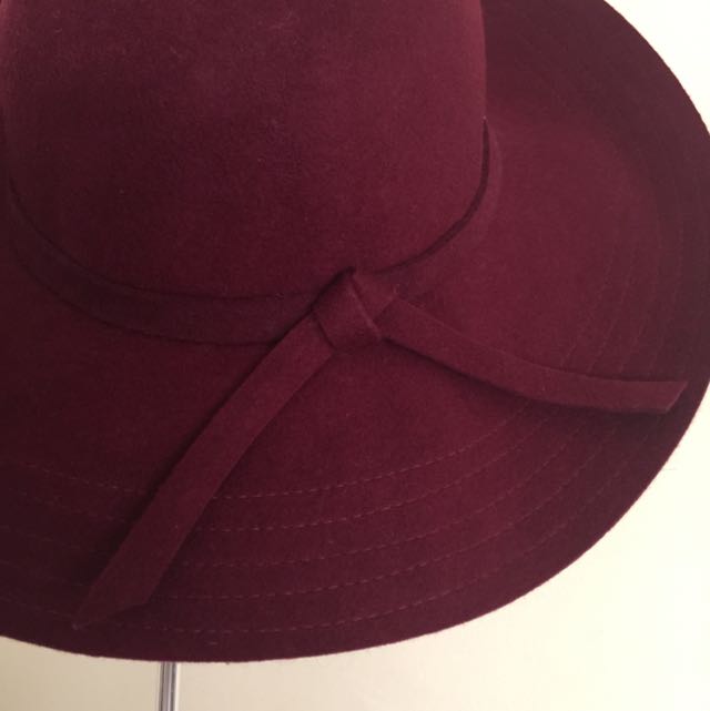 Hat (Category: Hats & Beanies) located in Singapore. Submitted by skyblue15 (Listing ID 36729789, Image 2). Description: .