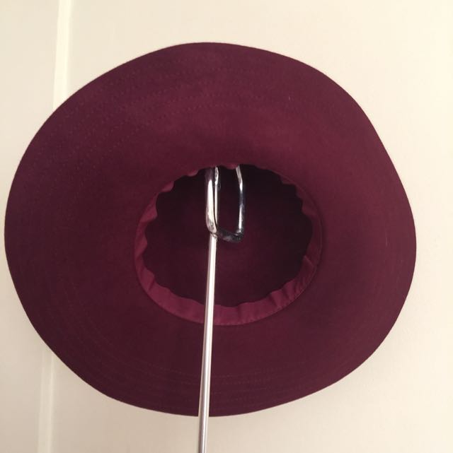 Hat (Category: Hats & Beanies) located in Singapore. Submitted by skyblue15 (Listing ID 36729789, Image 3). Description: .