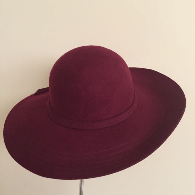 Hat (Category: Hats & Beanies) located in Singapore. Submitted by skyblue15 (Listing ID 36729789, Image 4). Description: .