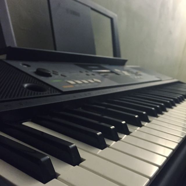 Yamaha PSRE233 61 Keys Electronic Keyboard with FC4 Sustain Pedal