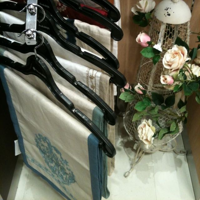 Table Runners (Category: Home Improvement Tools & Accessories) located in Singapore. Submitted by linennmore (Listing ID 36894937, Image 3). Description: .