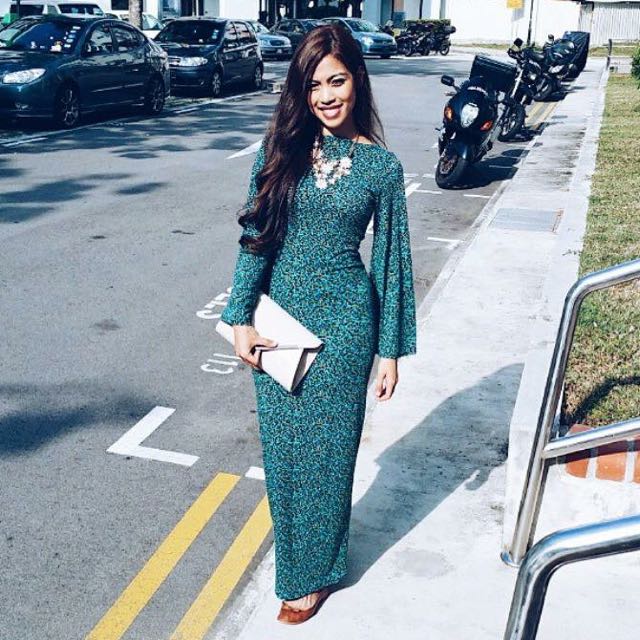Skin Attached Bell Sleeve Maxi Dress 
