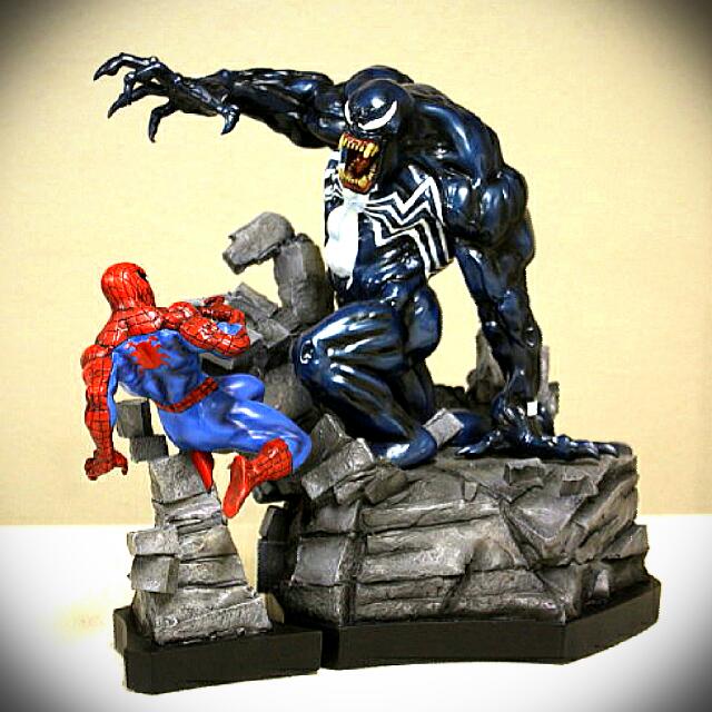 Xmas Sale Bowen Marvel Spiderman VS Venom Statue, Hobbies & Toys,  Stationery & Craft, Art & Prints on Carousell