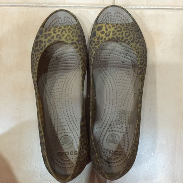 crocs open toe shoes