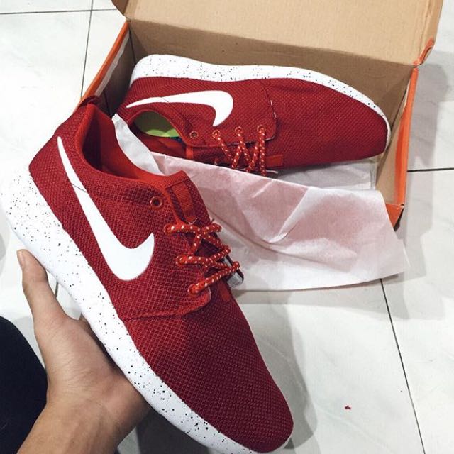 Nike Roshe Run Oreo Red, Looking For On Carousell