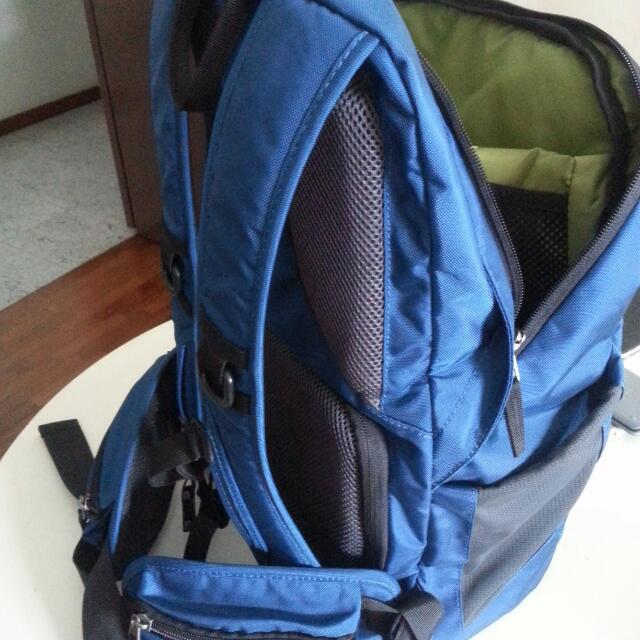 Camera Backpack (Category: Camera Bags & Carriers) located in Singapore. Submitted by livefire_90824e (Listing ID 38849199, Image 2). Description: .