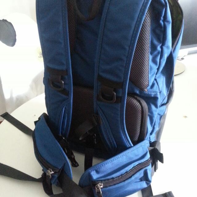 Camera Backpack (Category: Camera Bags & Carriers) located in Singapore. Submitted by livefire_90824e (Listing ID 38849199, Image 4). Description: .
