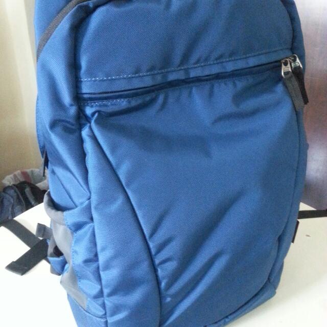 Camera Backpack (Category: Camera Bags & Carriers) located in Singapore. Submitted by livefire_90824e (Listing ID 38849199, Image 3). Description: .