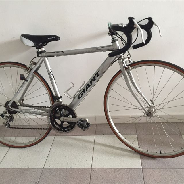 Giant r1000 road bike new arrivals