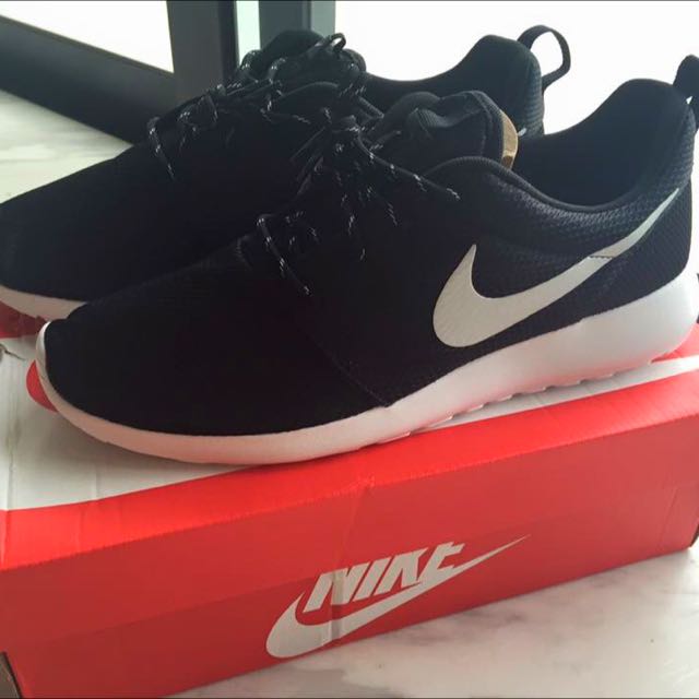 Nike roshe run black trainers clearance