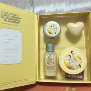 The Body Shop 書本造型禮盒組（香草系列） 官方售價$1180 日本機場帶回$800