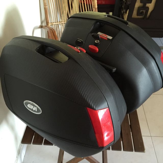 V35 panniers top
