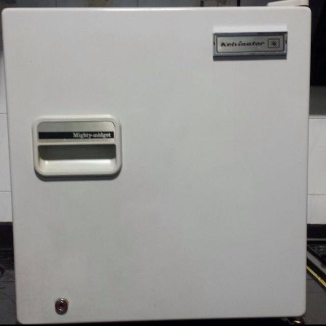 Kelvinator Mini Fridge, TV & Home Appliances, Kitchen Appliances
