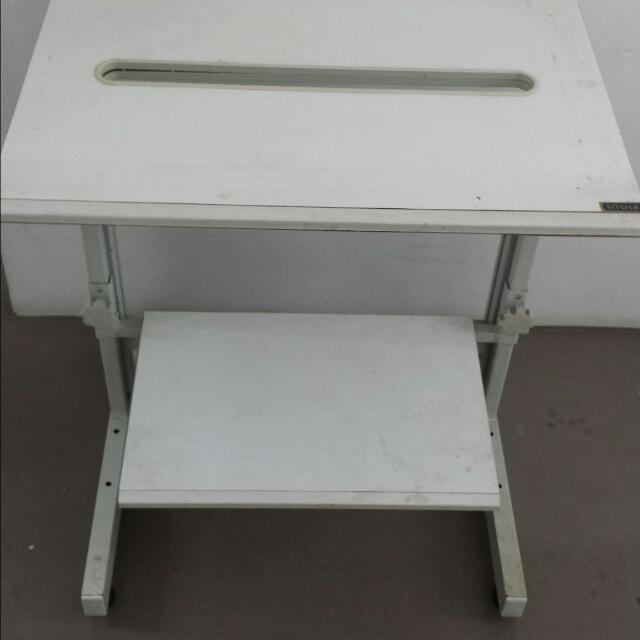 White Computer Table (Category: Tables & Sets) located in Singapore. Submitted by sweesty (Listing ID 40728938, Image 3). Description: .