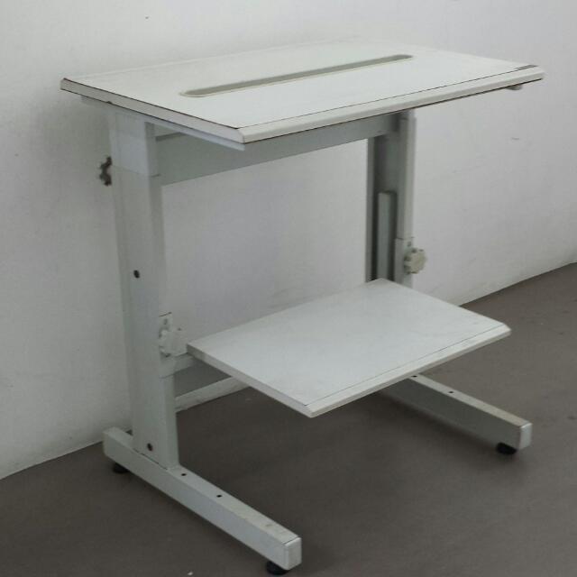 White Computer Table (Category: Tables & Sets) located in Singapore. Submitted by sweesty (Listing ID 40728938, Image 2). Description: .