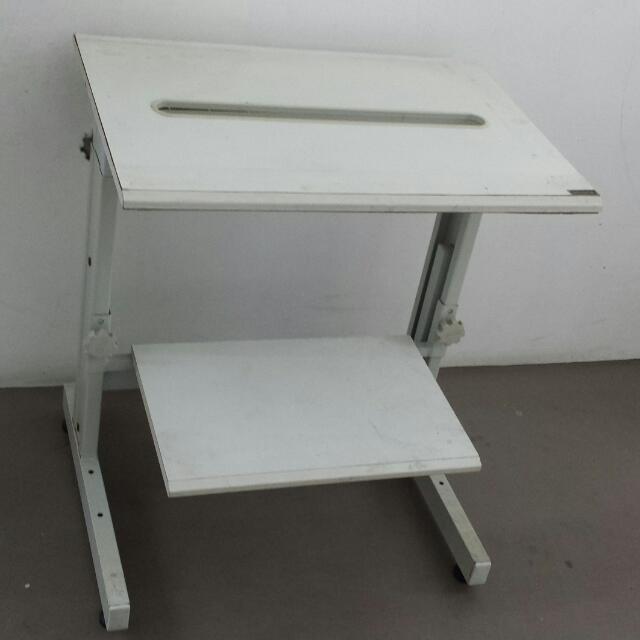 White Computer Table (Category: Tables & Sets) located in Singapore. Submitted by sweesty (Listing ID 40728938, Image 1). Description: .
