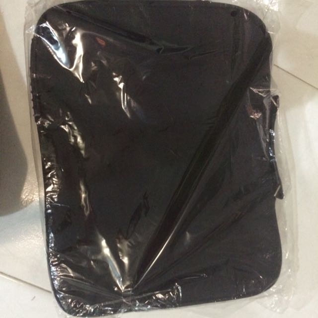 Computer Bag (Category: Networking) located in Singapore. Submitted by universal26 (Listing ID 40895910, Image 2). Description: .