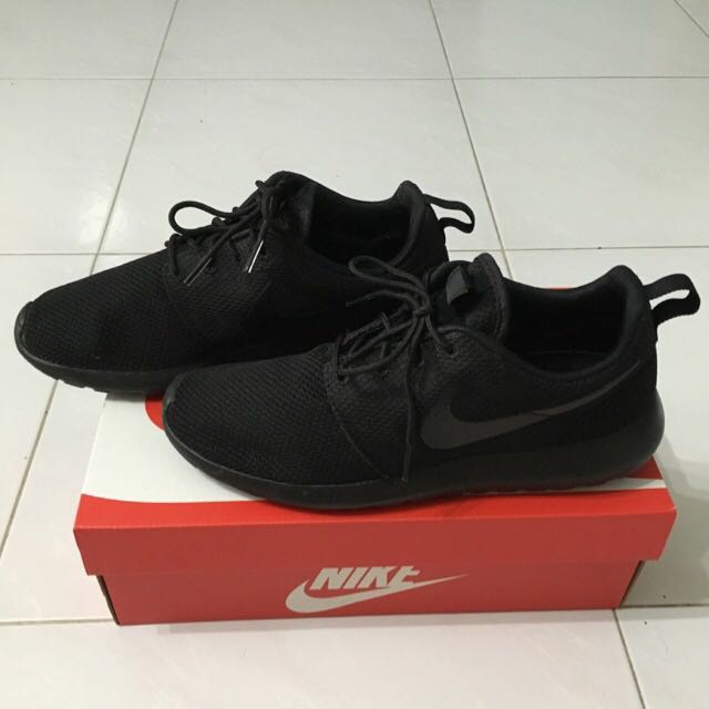 roshe one triple black