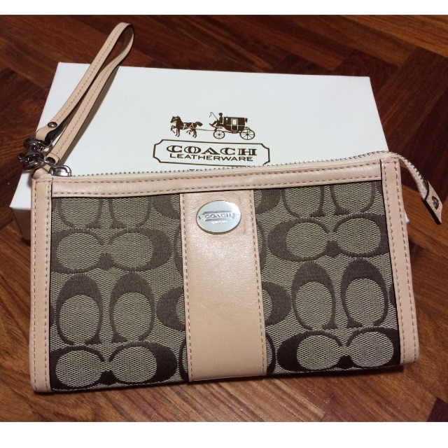 Preloved Authentic Coach Zippy Wallet In Signature Fabric Everything Else on Carousell
