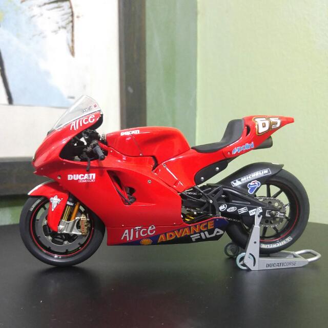 Ducati shop desmosedici tamiya