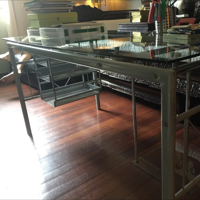 Study/ Office Table (Category: Tables & Sets) located in Singapore. Submitted by fangeyyy (Listing ID 41111189, Image 2). Description: .