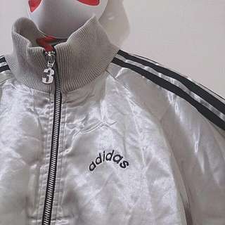 特價含運 ¥銀色緞面Adidas 古著高領棒球外套 ¥ 日本古著 正品 冬天 下雪 外套